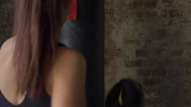 Spor salonunda boks egzersiz yapıyor seksi kız geri görünümü