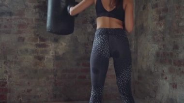 Kum torbası ile siyah spor eğitimi seksi kız geri görünümü