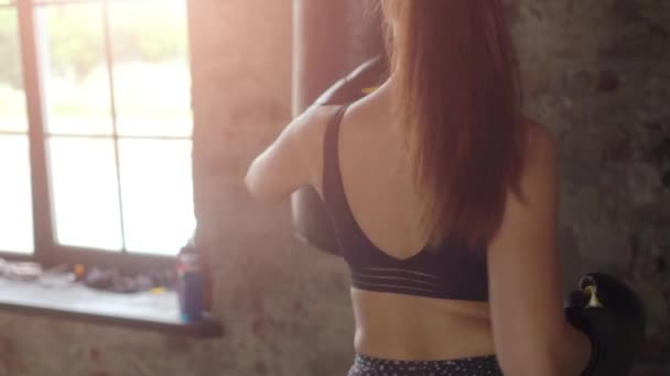 체육관에서 복싱 운동을하는 섹시한 소녀의 백보기 — 비디오