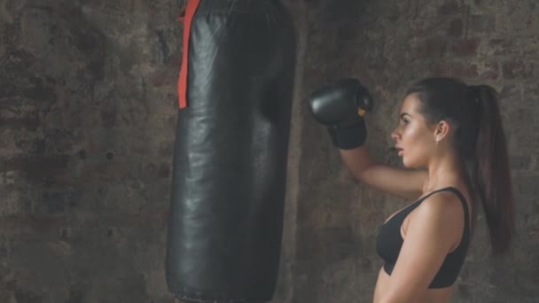 Ragazza sexy in abbigliamento sportivo nero facendo allenamento di boxe in palestra — Video Stock