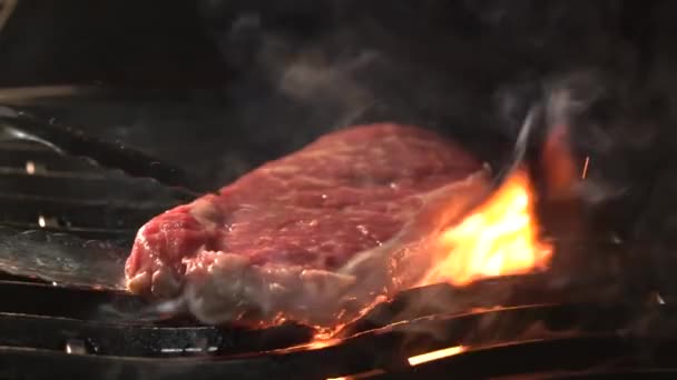 Gustose bistecche di manzo alla griglia con fiamme di fuoco — Video Stock