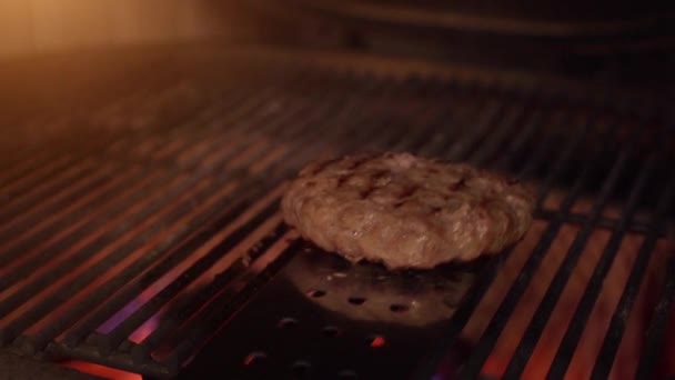 Cozinhar bife de hambúrguer na fogueira — Vídeo de Stock