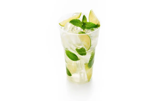 Färsk kall lemonad med läsk, isbitar, mynta och lime på vit bakgrund — Stockfoto