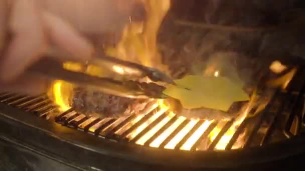 多汁的牛肉汉堡在烤肉上烤奶酪 — 图库视频影像