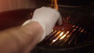 Sulu sığır burger kömür ateş ile barbekü ızgara