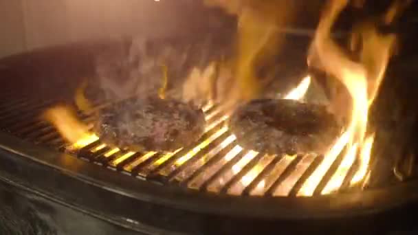 Hambúrgueres de carne suculenta grelhados no churrasco com fogo do carvão vegetal — Vídeo de Stock