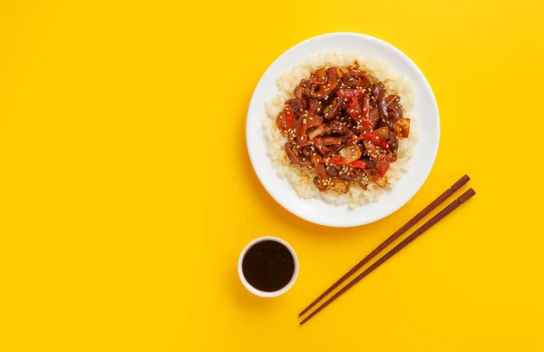 Sötsur fläsk på ris med röd paprika, uppifrån, kopiera utrymme — Stockfoto
