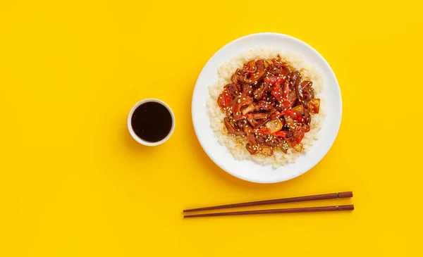 Sötsur fläsk på ris med röd paprika, uppifrån, kopiera utrymme — Stockfoto