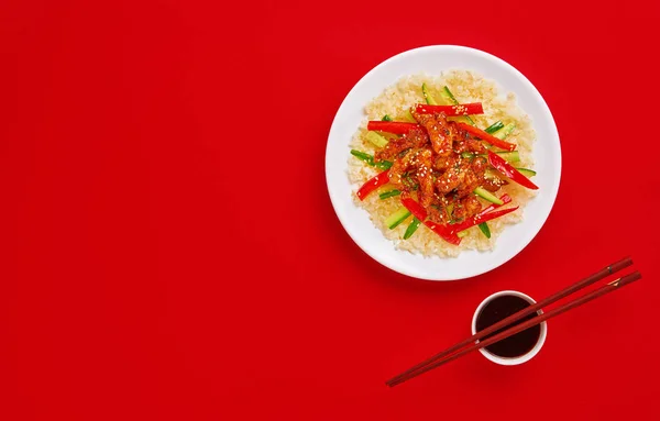 Stek med kycklingkött, grönsaker och ris på färgglad bakgrund. Kopiera mellanslag, uppifrån — Stockfoto
