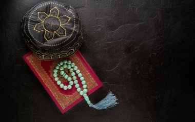 İslami kavram. Müslüman Kur'an, tespih boncuk ve dua şapka için kutsal kitap Düz yatıyordu kompozisyon.
