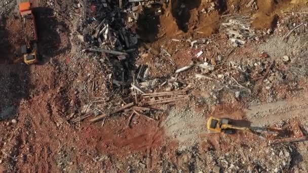 Excavadoras demoliendo antigua fábrica para proyecto de nueva construcción, vista aérea superior — Vídeo de stock