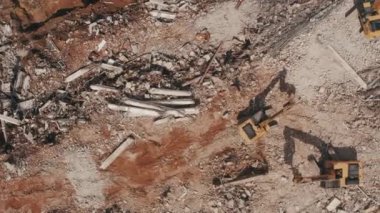 Ekskavatörler yeni inşaat projesi için eski fabrika yıkıyor, havadan üst görünümü