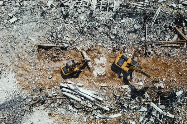 挖掘机拆除旧工厂用于新建筑项目，空中顶视图 — 图库照片