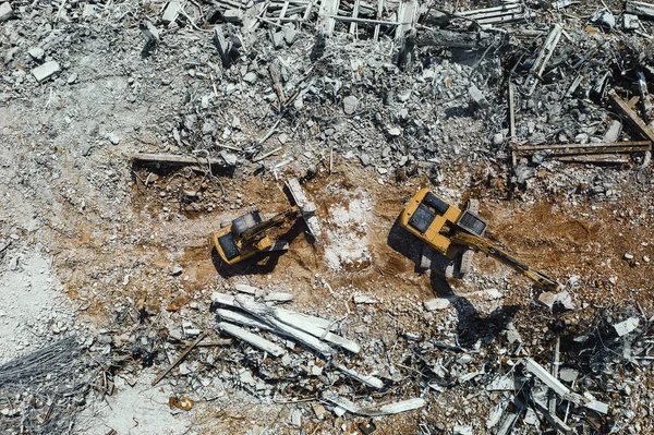 Ekskavatörler yeni inşaat projesi için eski fabrika yıkıyor, havadan üst görünümü