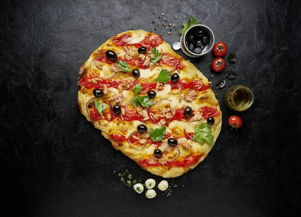 Siyah kayrak arka planda ton balığı ile kare pizza veya pinsa üst görünümü