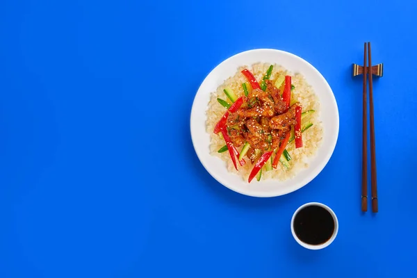 Stek kycklingkött, grönsaker och ris på färgglad bakgrund. Kopiera mellanslag, uppifrån — Stockfoto