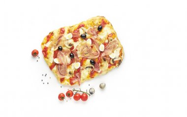 Roma kare pizza veya pinza İtalyan jambon beyaz arka plan izole, üst görünümü