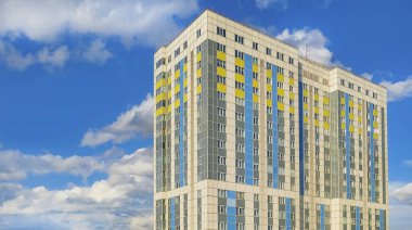 Mavi gökyüzü arka plan üzerinde renkli cepheile modern apartman
