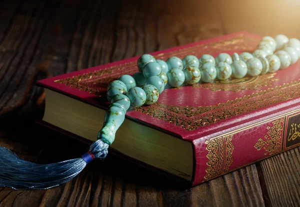 Libro islámico Corán con rosarios sobre mesa de madera — Foto de Stock