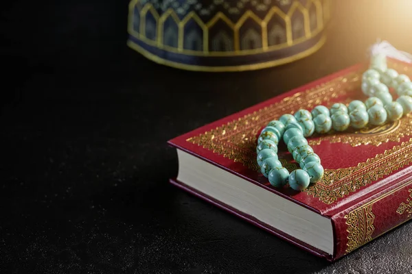 Libro islamico Corano con rosario e cappello kopiah per musulmani — Foto Stock