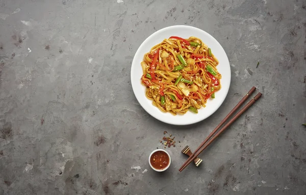 Gri taş arka planda sığır ve sebze ile Çin noodle. Üstteki görünüm, kopya alanı — Stok fotoğraf