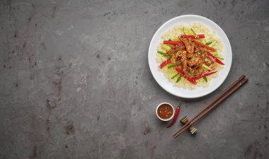 Gri taş arka planda karıştırın-Fry tavuk eti, sebze ve pirinç. Kopya alanı, üst görünüm