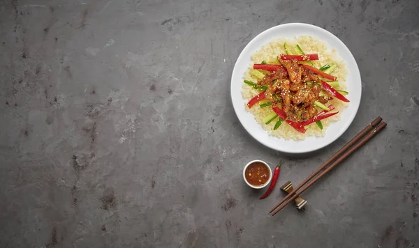 Stek kycklingkött, grönsaker och ris på grå sten bakgrund. Kopiera mellanslag, uppifrån — Stockfoto