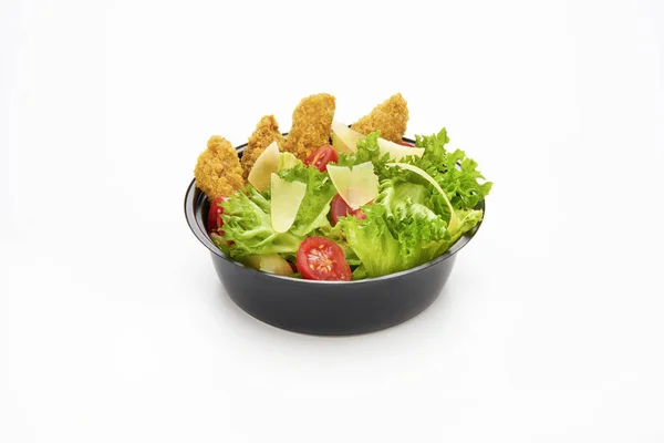 Salada com tiras de frango frito e queijo parmesão fatiado em um plástico levar tigela no fundo branco — Fotografia de Stock