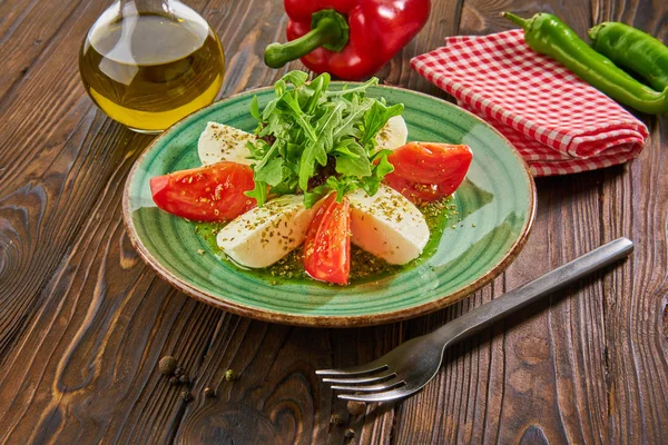 Italský Salát Caprese s rajčaty a sýrem mozzarella na dřevěném stole — Stock fotografie