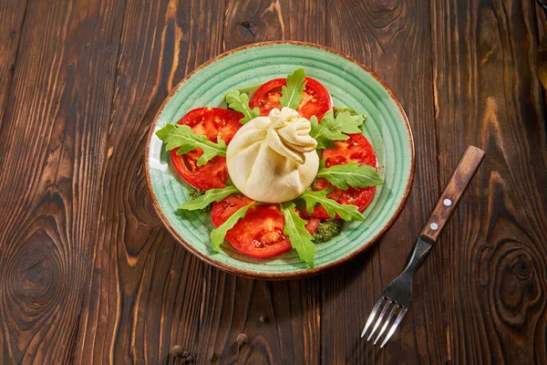 Ensalada caprese italiana con tomates y queso sobre mesa de madera —  Fotos de Stock