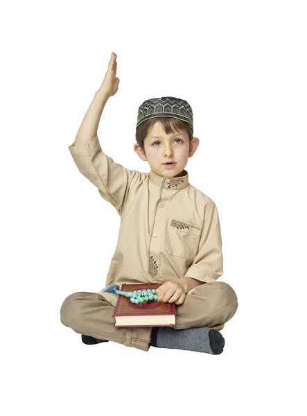 Niño con el Corán aislado sobre fondo blanco — Foto de Stock