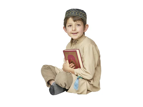 白い背景に孤立したコーランを持つイスラム教徒の少年 — ストック写真