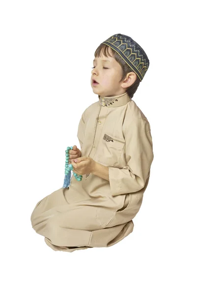 Niño rezando y sosteniendo cuentas de rosario sobre fondo blanco — Foto de Stock