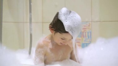 Çocuk kabarcıklar ile banyo yapıyor