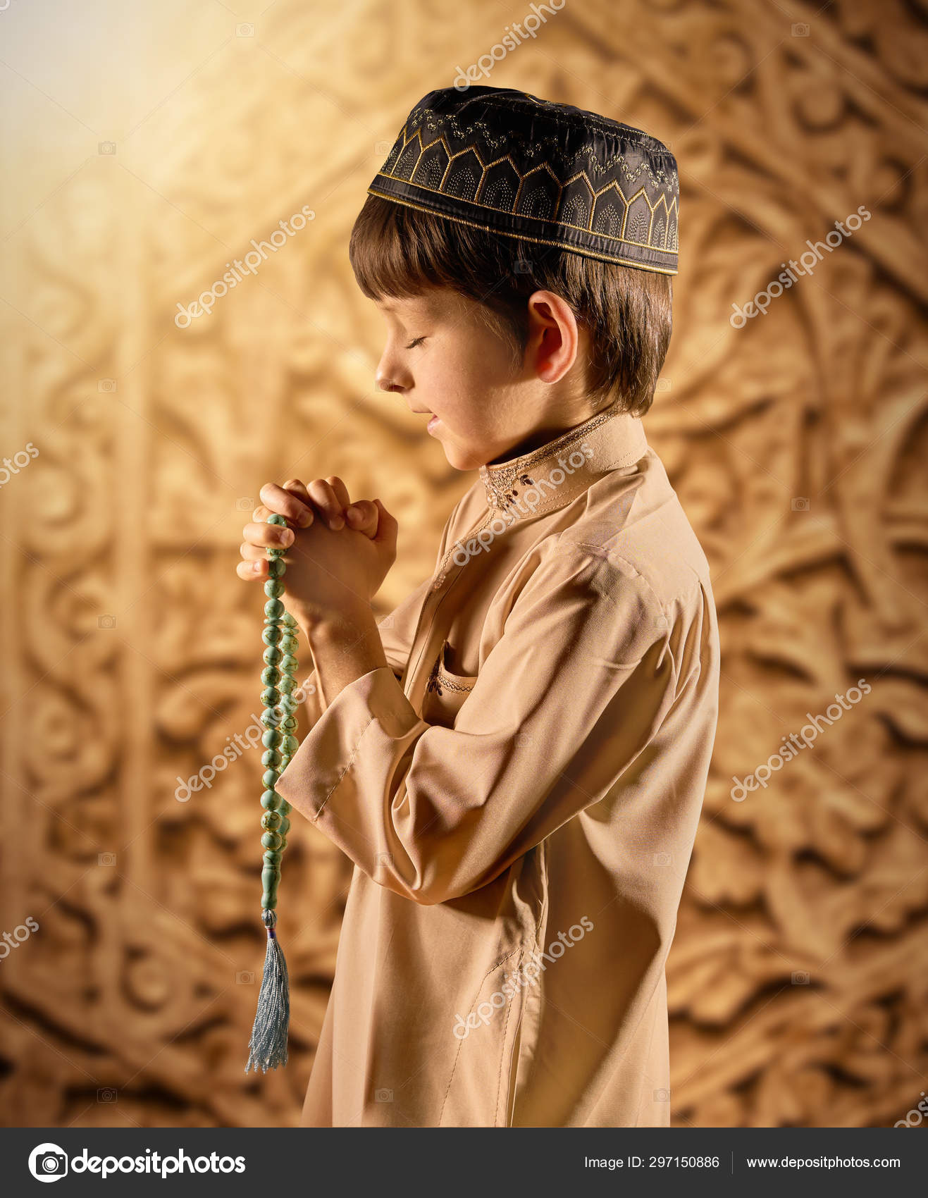 Muslim boy praying Stock Photos, Royalty Free Muslim boy praying Images |  Depositphotos