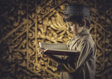 Müslüman Çocuk Okuma Kutsal İslam Kitap Kur'an