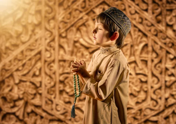 Niño musulmán con rosarios rezando a Dios — Foto de Stock