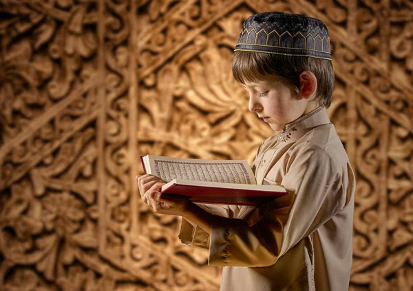 Niño musulmán leyendo el Sagrado Libro Islámico Corán — Foto de Stock