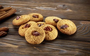 Koyu ahşap arka plan üzerinde fındık ile taze pişmiş kurabiye,