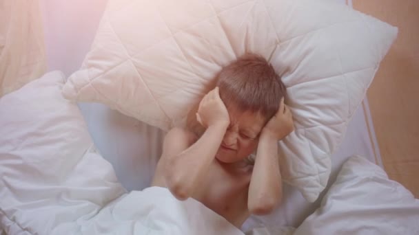 Vista superior de um menino bocejando e se alongando na cama — Vídeo de Stock