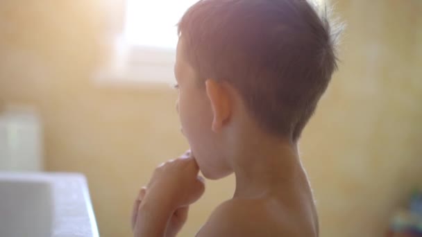 Kleine jongen poetsen zijn tanden — Stockvideo