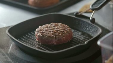 Kızartma tavasında taze et.