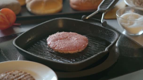 Costoletta di carne fresca in una griglia per padella — Video Stock