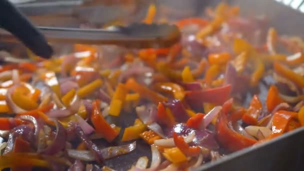 Legumes misturados sendo fritos em uma grelha aberta em um restaurante . — Vídeo de Stock