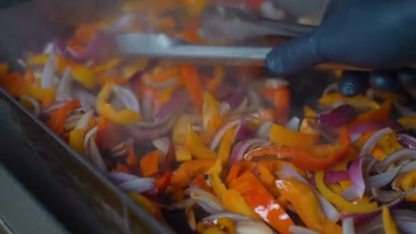 Legumes misturados sendo fritos em uma grelha aberta em um restaurante . — Vídeo de Stock