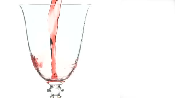 Verter vino tinto en un vaso sobre fondo blanco — Vídeo de stock