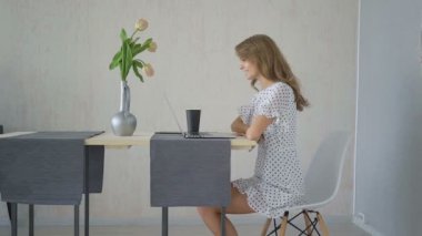 Insanlar ve teknoloji konsepti - dizüstü bilgisayarlı kız evde video görüşmesi yapıyor