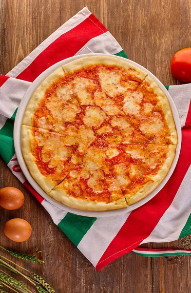 Kırsal Tahta Masada Taze Margarita Pizzası