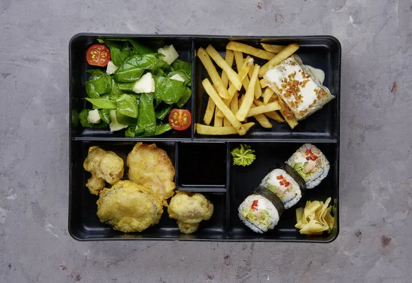 Fod μερίδα σε ιαπωνικό bento box με sushi rolls και σαλάτα — Φωτογραφία Αρχείου