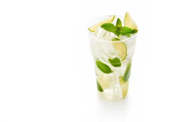 Cóctel Mojito con lima y menta en taza de plástico sobre fondo blanco — Foto de Stock